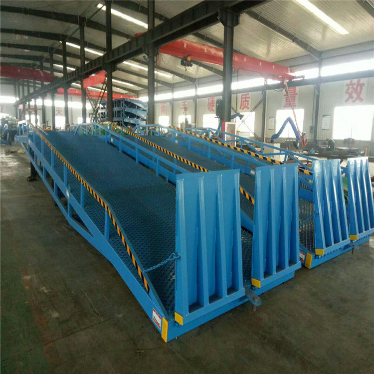 移動(dòng)式登車(chē)橋 移動(dòng)式登車(chē)橋